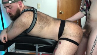毛茸茸的年轻 Hung Top Raw Fucks Another Load Into a cumdump Bear slopy ass hole on his sex bench