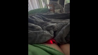 被抓到玩我的阴户 - 他通过我的性高潮告诉我