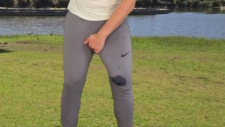 大怪物鸡巴在灰色运动裤射精