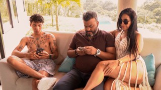 无耻的继母操她的继子，而她的丈夫出去接电话