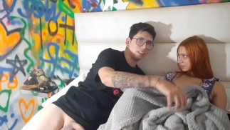 在我的房间里和我的邻居发生性关系，我让她高兴地呻吟。