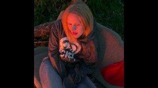 和男朋友和他的朋友们一起露营 我的男朋友睡得很早，所以我拿出我的振动器操他的室友