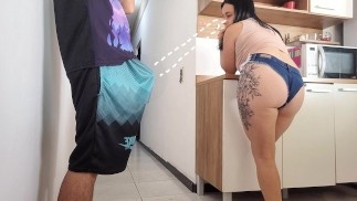 和我丈夫的朋友发生危险的性关系，我无法抗拒看到他勃起的鸡巴！