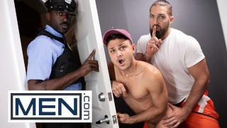 MEN - Chuck Conrad走进来，而Enzo Muller用Toy操自己，所以他接管了