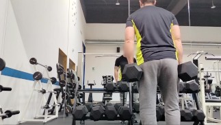 un ragazzo conosciuto in palestra viene a casa mia e sborra nella mia figa pelosa