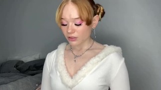 Cute 娇小的 EGirl Red 头女友喜欢你的矮个子