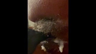 经过一整天的购物，我用发刷操了我奶油般的毛茸茸的阴户......[简历中的完整视频链接]