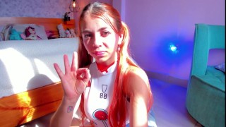 我伸展身体，衣服摩擦我的阴蒂，这让我很兴奋