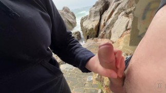 走在海边，打手枪后以巨大的射精结束