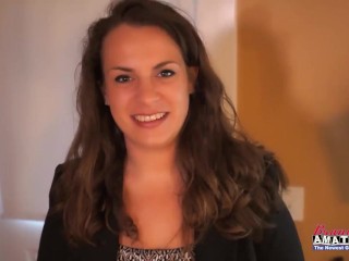 黑发熟女 Lilly M 吮吸鸡巴并让她的屁股被操！