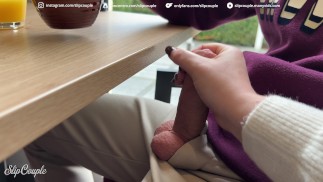 宝贝在拥挤的餐厅:P桌子底下给人完美的打手枪危險！