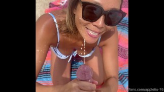 25 亚洲荡妇吮吸鸡巴在海滩上得到巨大的面部