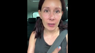 淘气的荡妇在公共厕所里手淫，喷得满地都是