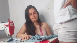 当女裁缝看到她客户的阴茎尺寸时，她的阴部就会闪烁