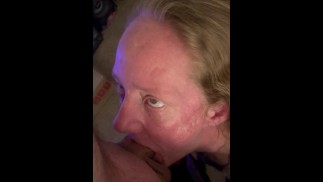 Giving爸爸早上的头第一次作为他的妻子。