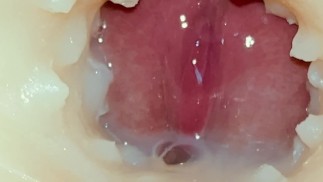 Explosive Orgasm：操屄一个紧致的阴部娃娃，并用内部摄像头在里面射精