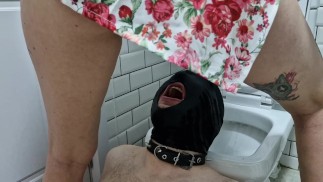 撒尿。厕所奴隶。Dominatrix在奴隶的嘴里和身体上撒尿。