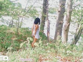 韩国独唱女性做公共角色扮演裙子裸体行走