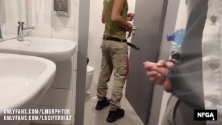 黑大屌在肮脏厕所暴干双性猛男的湿屁眼，操到大开