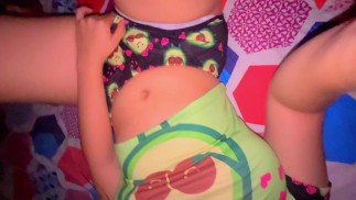 🍓小黑发女孩挑逗并四肢着地，感受里面所有的牛奶