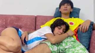 Me follo mi hermanastro mientras ve el partido